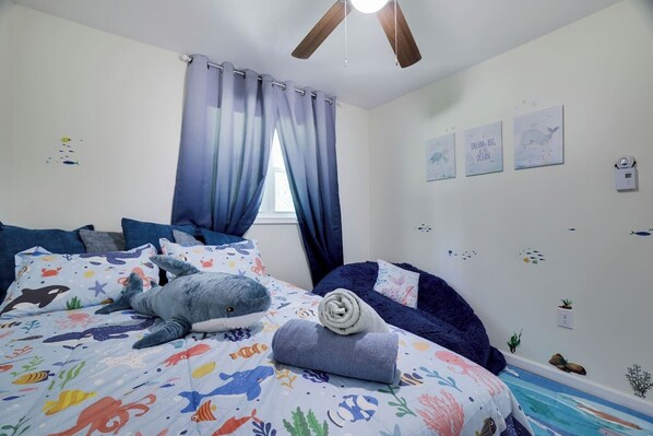 4 bedrooms, desk, travel cot, free WiFi