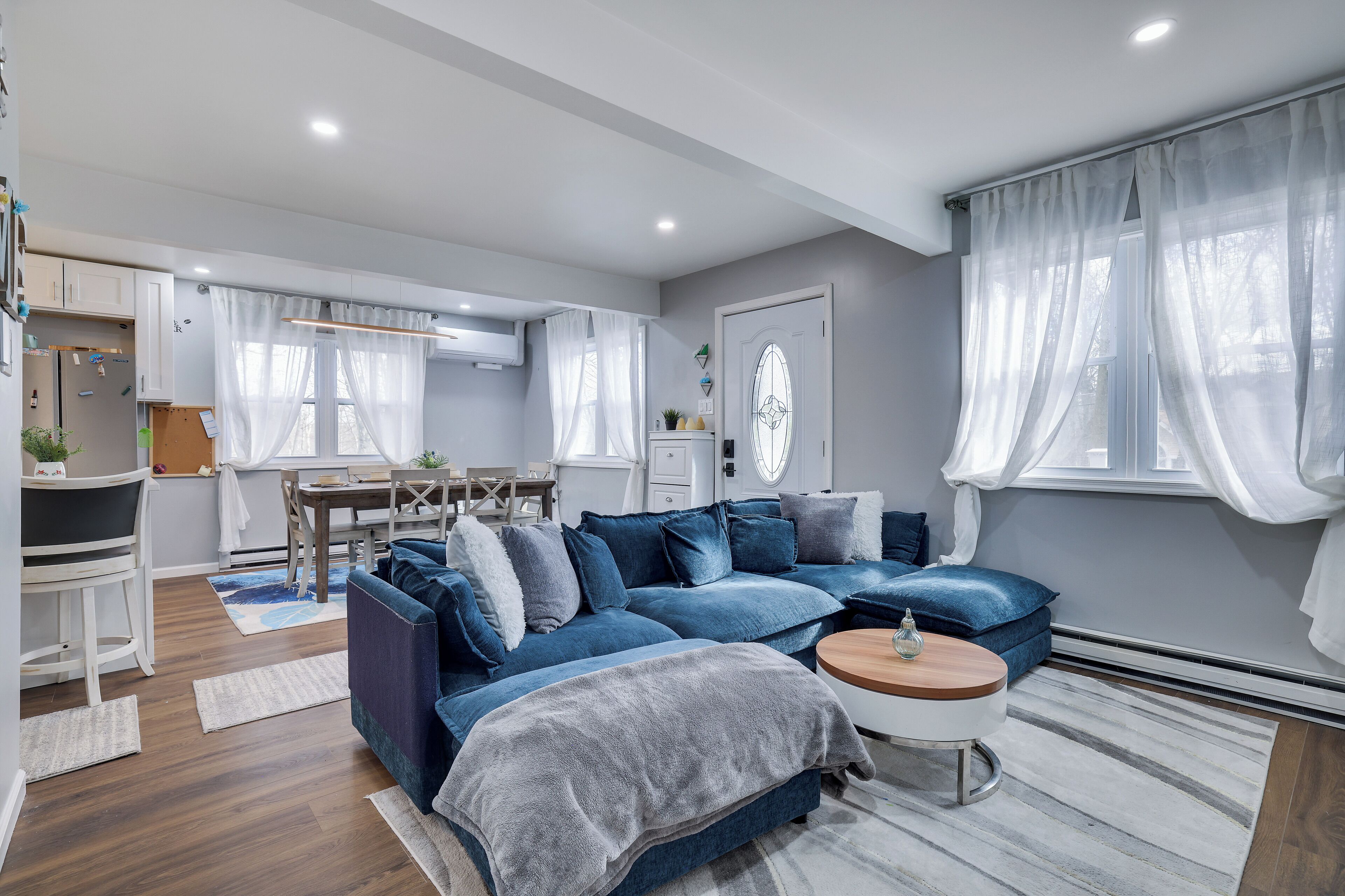 Smart TV, videogames, mesa de pingue-pongue, monitores de computador