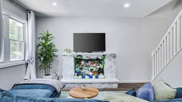 4 bedrooms, desk, travel crib, WiFi (free)