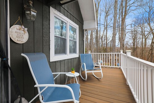 Charming poconos chalet with 3-bedroom and scenic views, Cozy mountain retreat.