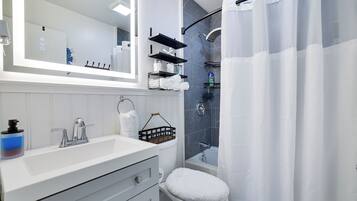 Secador de cabelo, toalhas de banho, sabonete, papel higiênico