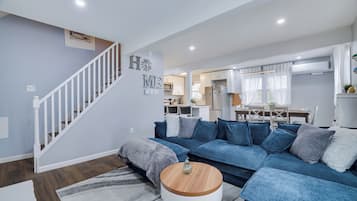 Een smart-tv, videogames, een tafeltennistafel en een computerscherm