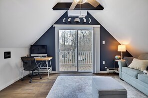 Een smart-tv, videogames, een tafeltennistafel en een computerscherm