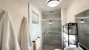 Douche, sèche-cheveux, serviettes fournies, savon