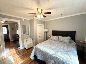 2 bedrooms, desk, iron/ironing board, WiFi