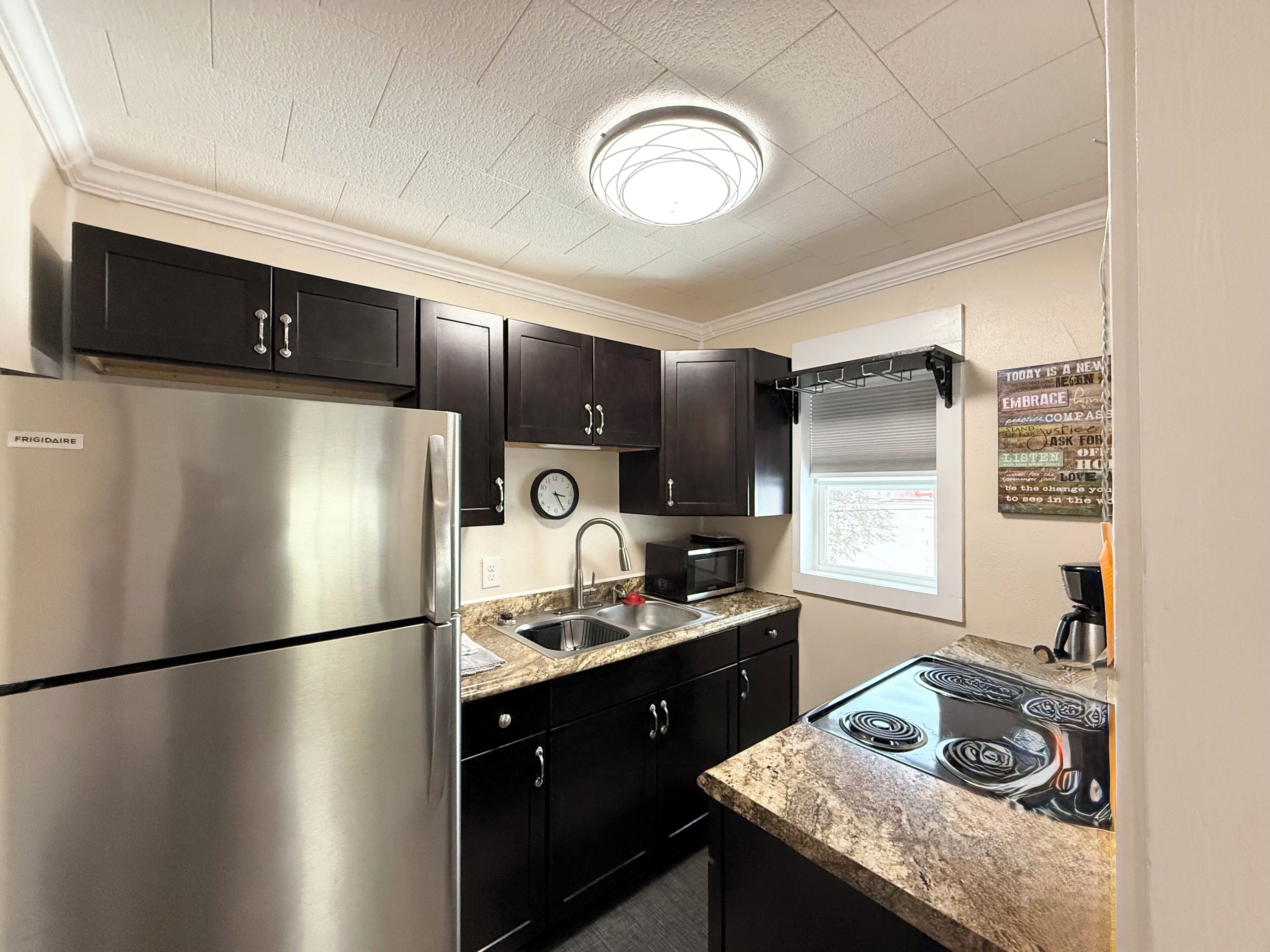 Refrigerador, microondas, horno y parrilla de estufa 