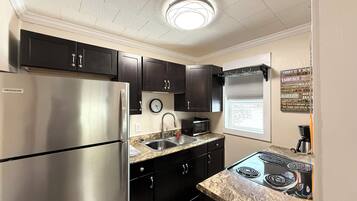 Een koelkast, een microgolfoven, een oven, een kookplaat