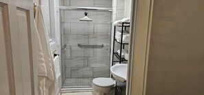 Regadera, secadora de cabello, toallas, jabón 