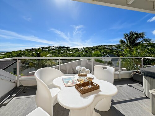 Mango Loft with hot tub and view of Orient Bay!