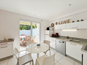 Fridge, stovetop - Mango Rouge, 2 bdr and private pool (Quarter of Orleans)