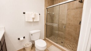 Shower, hair dryer, towels, soap - Magic Stay Near Orlando Theme Parks (Davenport)