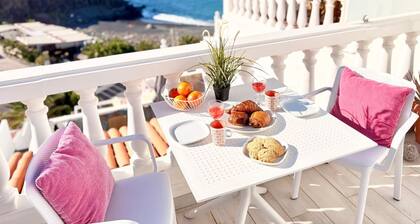 Spacious seafront apartment with terrace & pool, 20 m from the sea