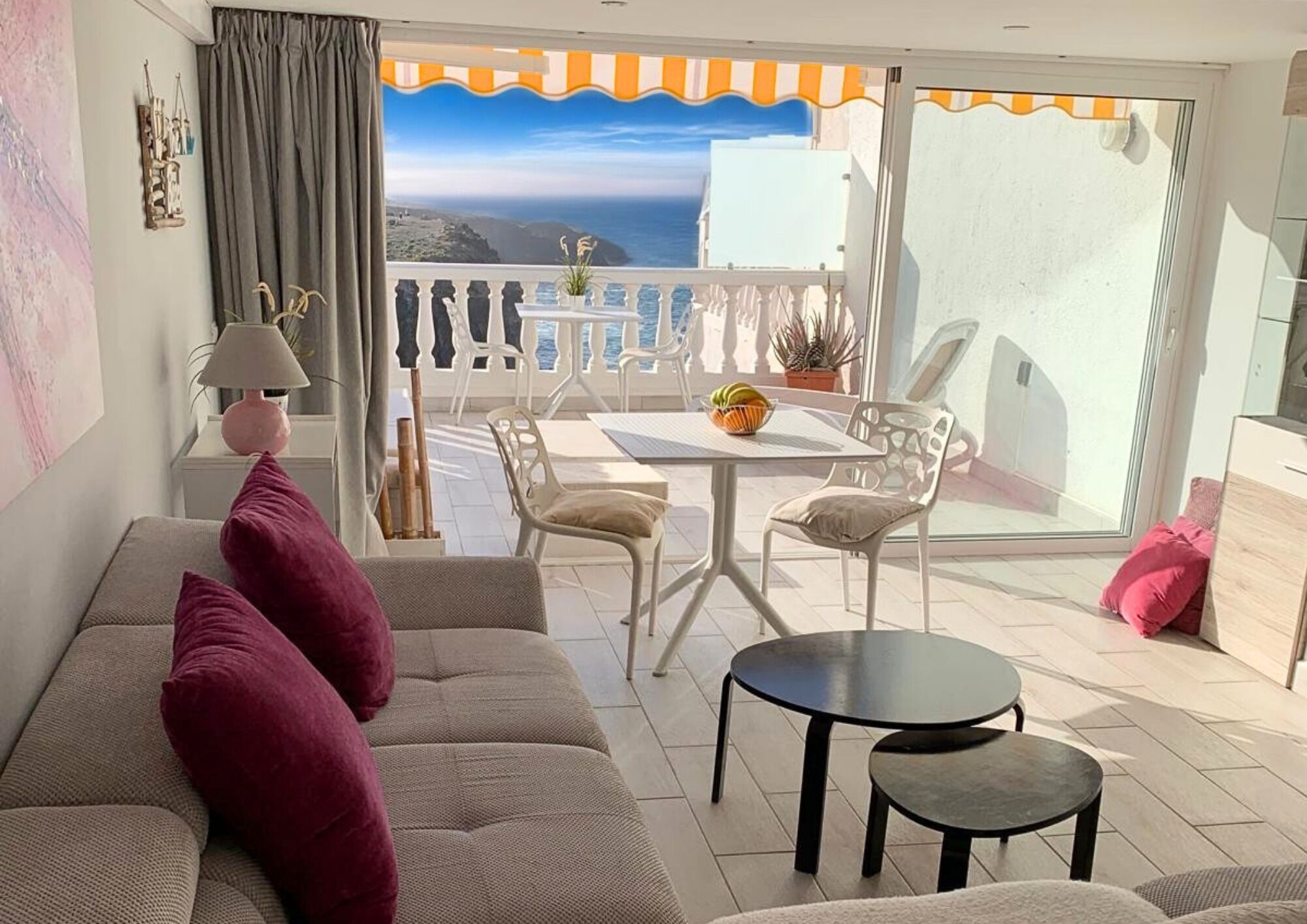 TV connectée, lecteur de DVD, livres