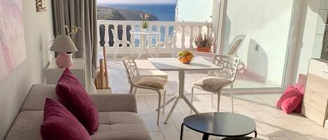 TV connectée, lecteur de DVD, livres