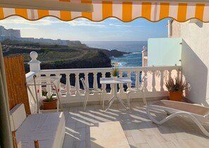 Property grounds - Spacious seafront apartment with terrace & pool, 20 m from the sea (Callao Salvaje)