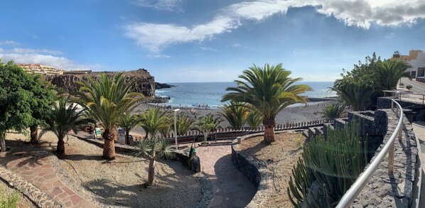 On the beach, beach towels - Spacious seafront apartment with terrace & pool, 20 m from the sea (Callao Salvaje)