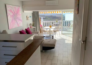 Smart TV, DVD player, books - Spacious seafront apartment with terrace & pool, 20 m from the sea (Callao Salvaje)