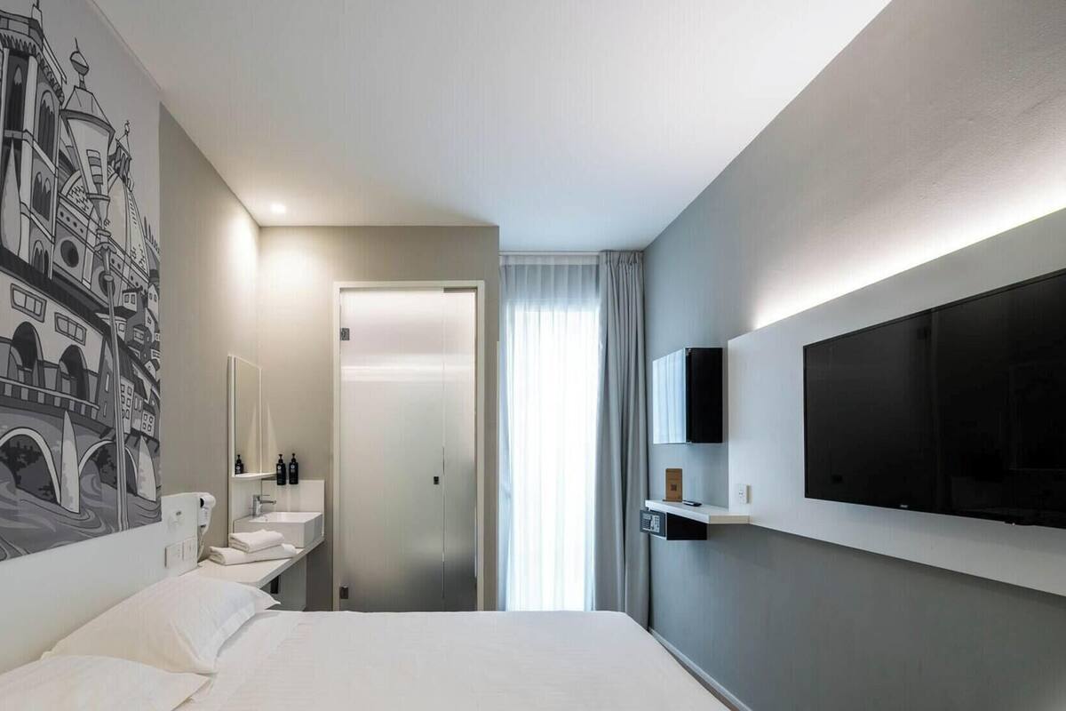In-room safe, WiFi (free), bed sheets