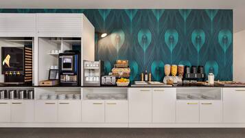 每日供應吃到飽早餐 (每人 EUR17)