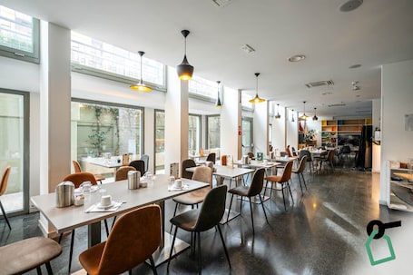 Desayuno buffet diario (EUR 17 por persona). Hotiday Firenze Peretola