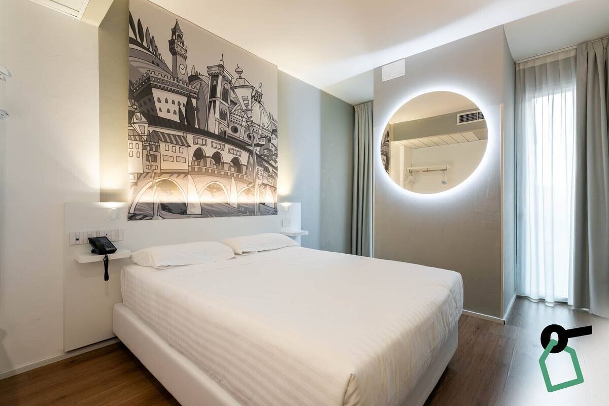 Double Room | In-room safe, WiFi (free), bed sheets