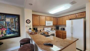 Réfrigérateur, micro-ondes, four, lave-vaisselle