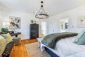 4 bedrooms, desk, iron/ironing board, travel crib