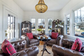 Interior - The Bungalow at Ye Olde Towne Gate - Historic Greeneville - Hot Tub (Greeneville)