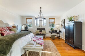 4 habitaciones, escritorio y tabla de planchar con plancha 