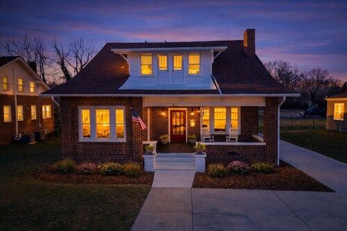 The Bungalow at Ye Olde Towne Gate - Historic Greeneville - Hot Tub