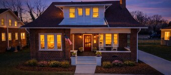The Bungalow at Ye Olde Towne Gate - Historic Greeneville - Hot Tub