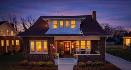 The Bungalow at Ye Olde Towne Gate - Historic Greeneville - Hot Tub