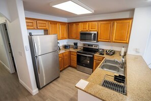 Réfrigérateur, micro-ondes, four, lave-vaisselle