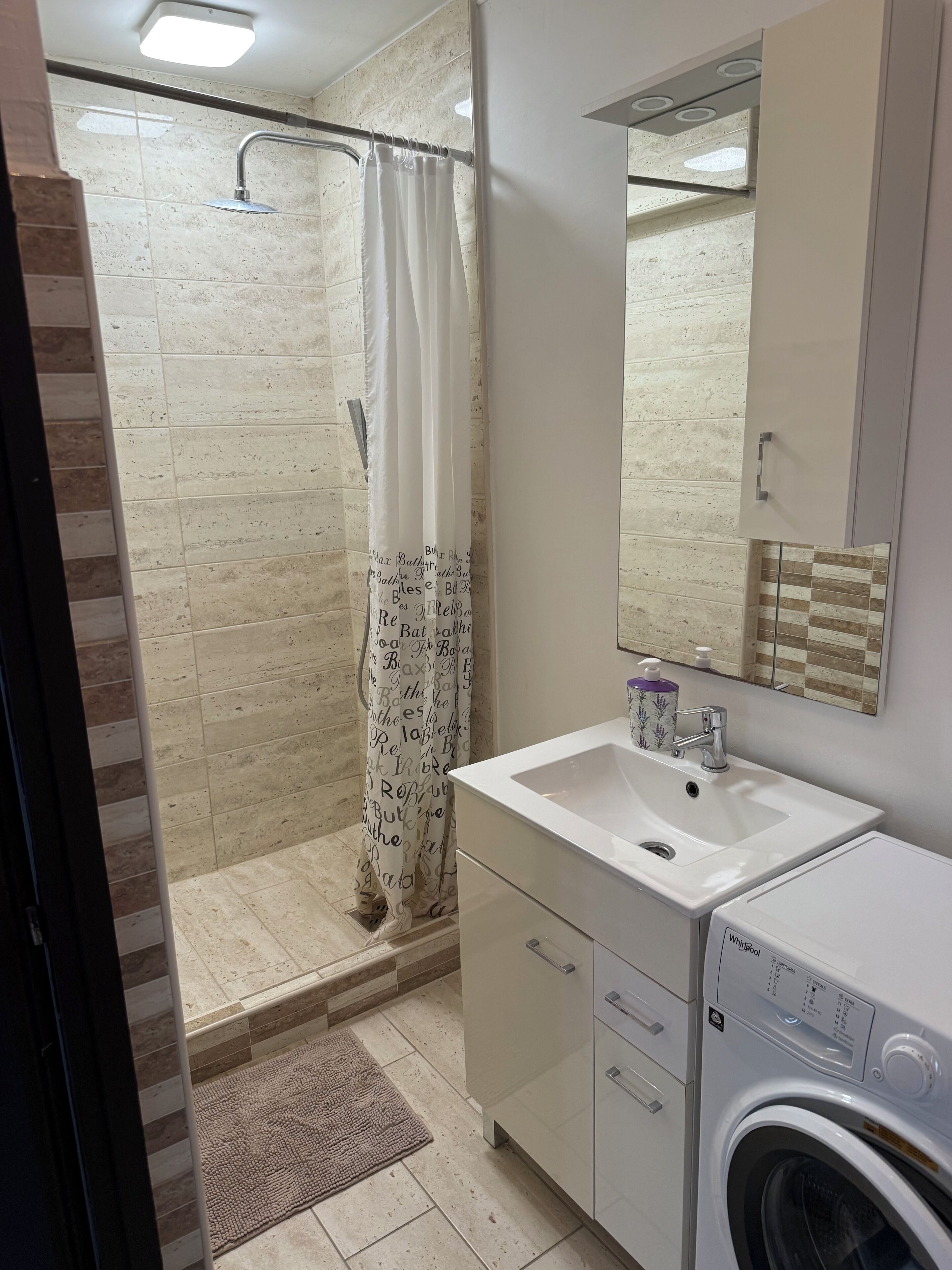 Douche, sèche-cheveux, serviettes fournies, savon