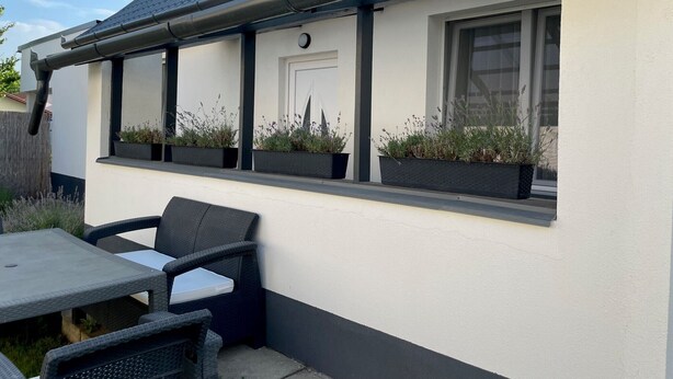 Outdoor dining - Modern family home near Debrecen Airport &City Center, with own bathroom&kitchen (Debrecen)