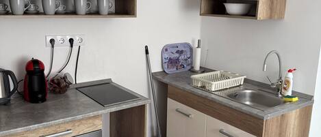 Kjøleskap, mikrobølgeovn, ovn og kaffetrakter/tekoker