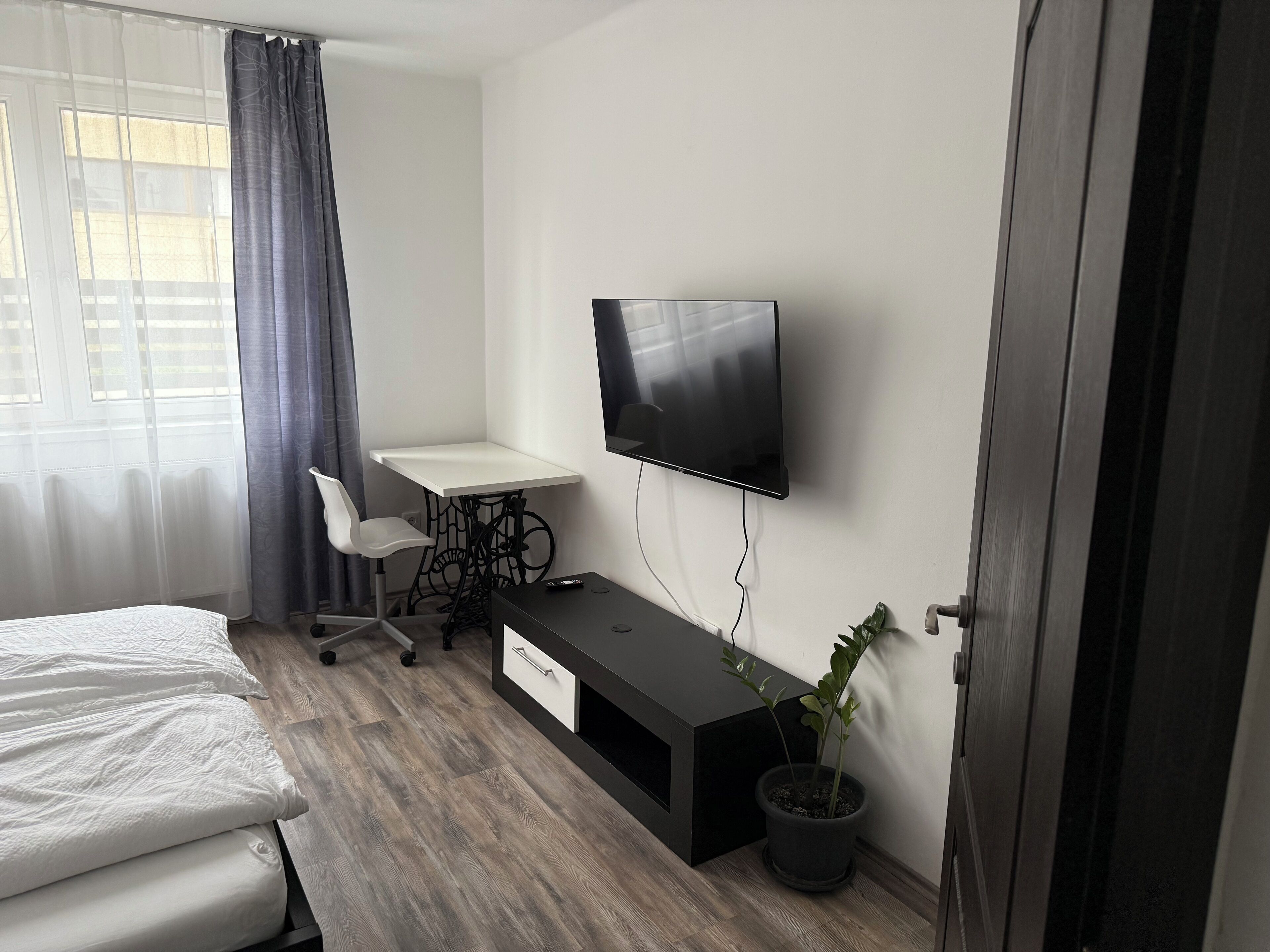 2 habitaciones, tabla de planchar con plancha, wifi y ropa de cama 