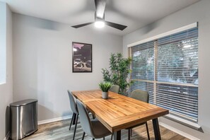 Dining - Arlington | 3 Min Walk to ATT | 1BR | Free Parking (Arlington)