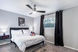 Desk, iron/ironing board, free WiFi, bed sheets - Arlington | 3 Min Walk to ATT | 1BR | Free Parking (Arlington)