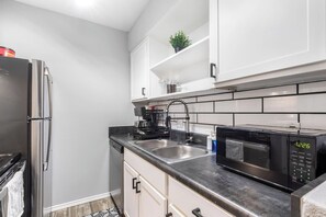 Fridge, microwave, oven, stovetop - Arlington | 3 Min Walk to ATT | 1BR | Free Parking (Arlington)