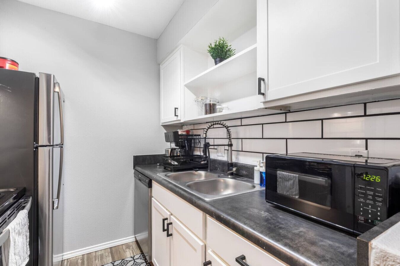 Refrigerador, microondas, horno y parrilla de estufa 