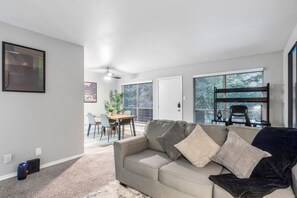 Smart TV - Arlington | 3 Min Walk to ATT | 1BR | Free Parking (Arlington)