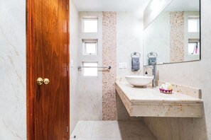 Haartrockner, Handtücher, Seife, Toilettenpapier