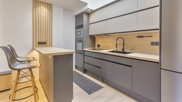 A modern kitchen with a built-in island, stainless steel appliances, and a skylight. - House with Private Terrace Near the Sea and Wi-Fi in Gran Canaria (Telde)