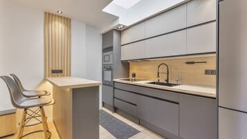 Jääkaappi, mikroaaltouuni, uuni, liesi