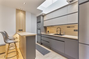 Fridge, microwave, oven, stovetop - House with Private Terrace Near the Sea and Wi-Fi in Gran Canaria (Telde)