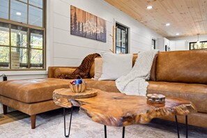 Televisión y chimenea 