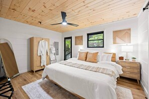 2 bedrooms, iron/ironing board, travel cot, free WiFi - S'more Memories-Cold Plunge, Sauna & Hot Tub Wellness Retreat (Campton)