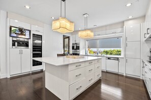 Private kitchen - Luxury Home Ocean Views, Pool & Theater (West Vancouver)