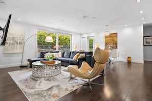 Living area - Luxury Home Ocean Views, Pool & Theater (West Vancouver)